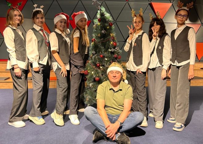 23 декабря команда нашей школьной газеты «Голос школы 74» окунулась в атмосферу главного медиапраздника года — городского квеста «Медиа Ёлка 2025»