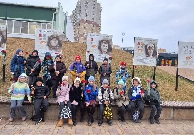 ВОЗЛОЖЕНИЕ ЦВЕТОВ К МЕМОРИАЛЬНЫМ СТЕНДАМ УЧАСТНИКАМ СВО НА АЛЛЕЕ ГЕРОЕВ