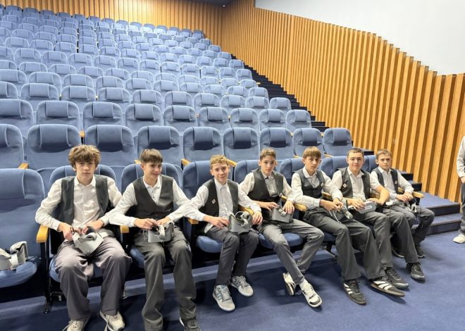 Обучающиеся 7 «Б» класса #ШТИ74 погрузились в виртуальную реальность по теме «Города-герои»