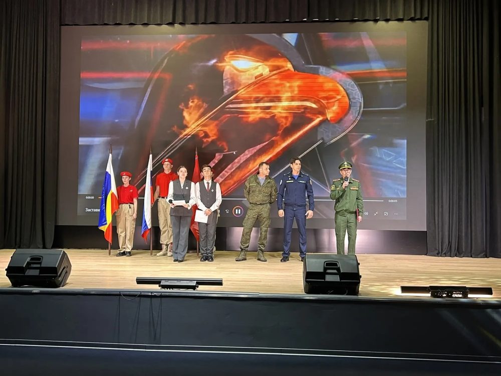 4 декабря 2025 года в #ШТИ74 состоялось торжественное открытие юнармейского отряда «Суворовец» и посвящение обучающихся в почетные ряды Юнармии!