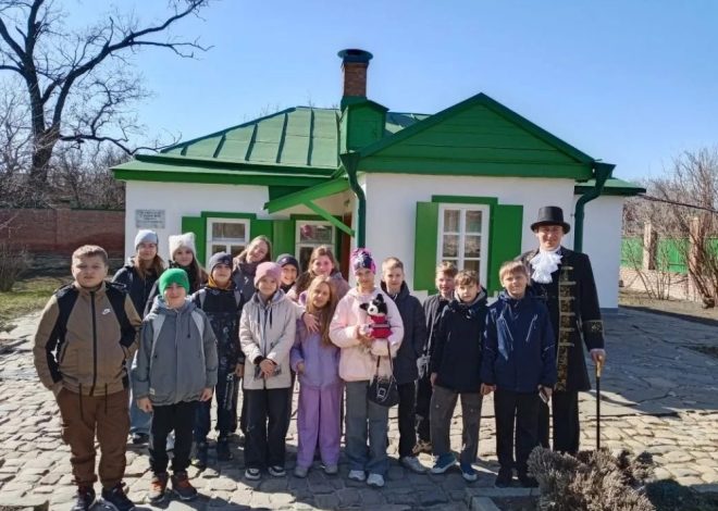 В ГОСТИ К ЧЕХОВУ: УЧЕНИКИ НАЧАЛЬНОЙ ШКОЛЫ ПОСЕТИЛИ СОЛНЕЧНЫЙ ТАГАНРОГ