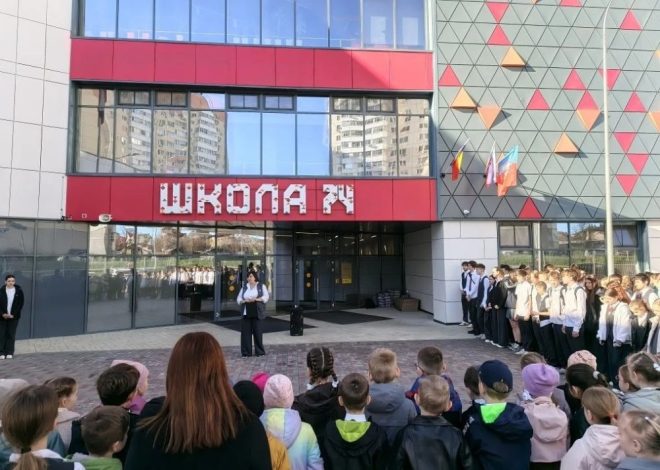 УЧЕБНАЯ НЕДЕЛЯ В ШКОЛЕ#ШТИ74 НАЧАЛАСЬ ПО ТРАДИЦИИ С ЦЕРЕМОНИИ ПОДНЯТИЯ ГОСУДАРСТВЕННОГО ФЛАГА РОССИЙСКОЙ ФЕДЕРАЦИИ  И С ИСПОЛНЕНИЯ ГИМНА НАШЕЙ СТРАНЫ.